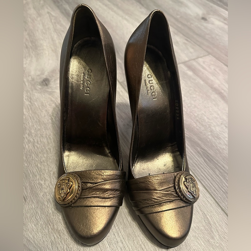 Gucci emblem pumps